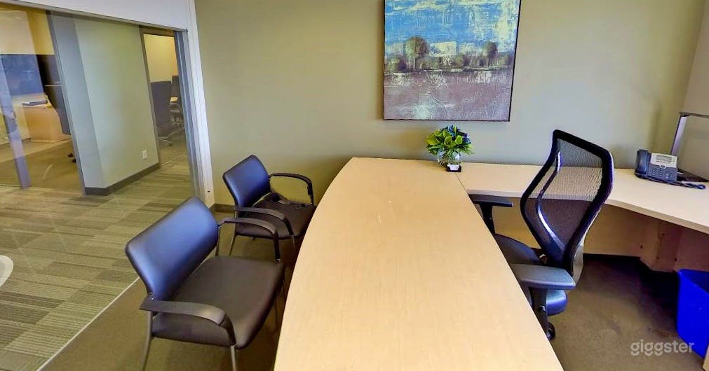 Window Office with Skyscraper view Photo 4