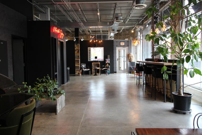  The Black Wall - Modern Creative Space w/ Podcast Studio 