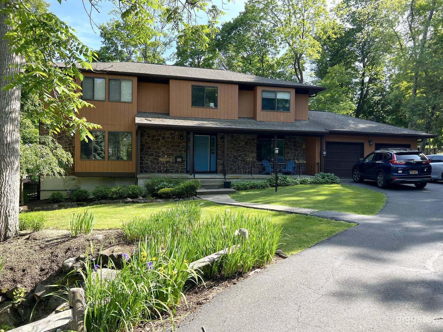 Classic suburban home Photo 1