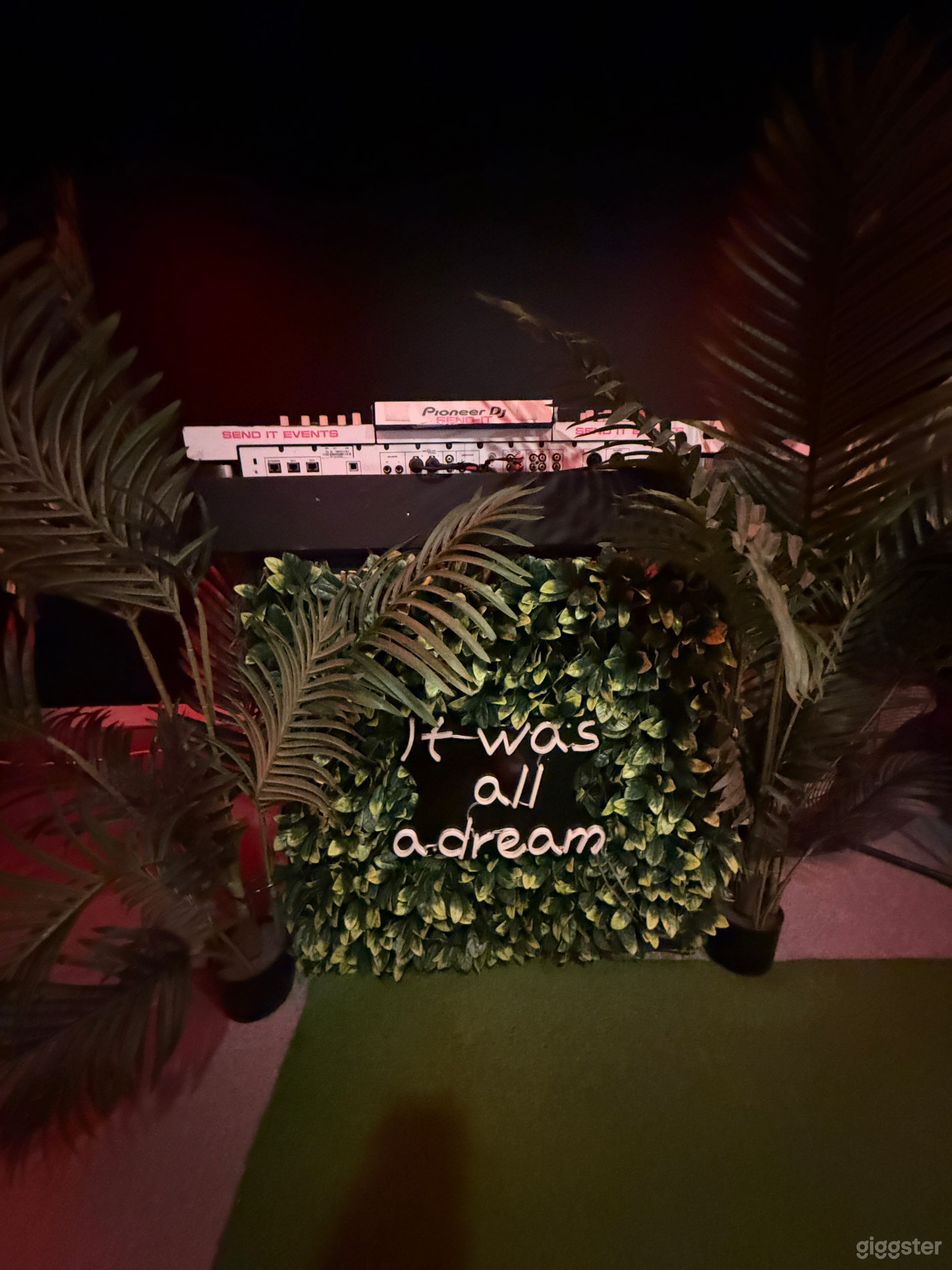 “ D R I P “ Lounge Photo 4