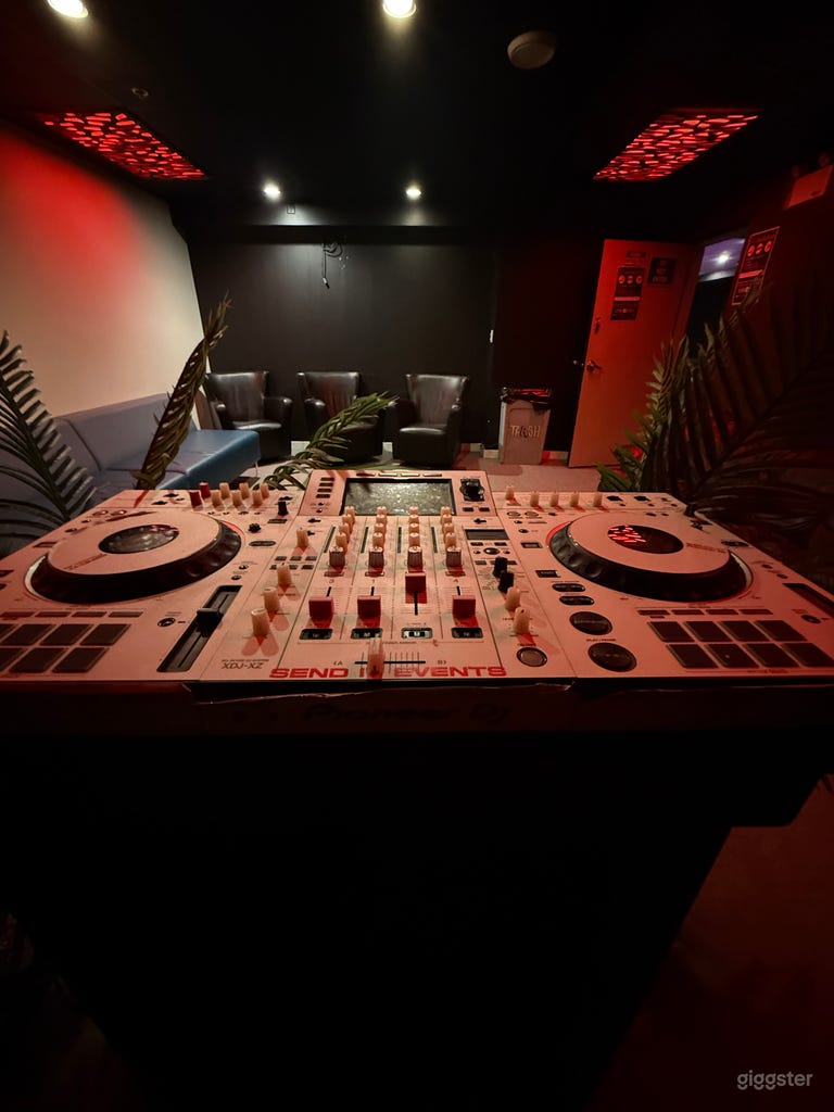  “ D R I P “ Lounge 