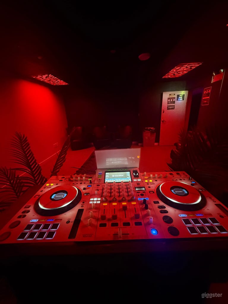  “ D R I P “ Lounge 