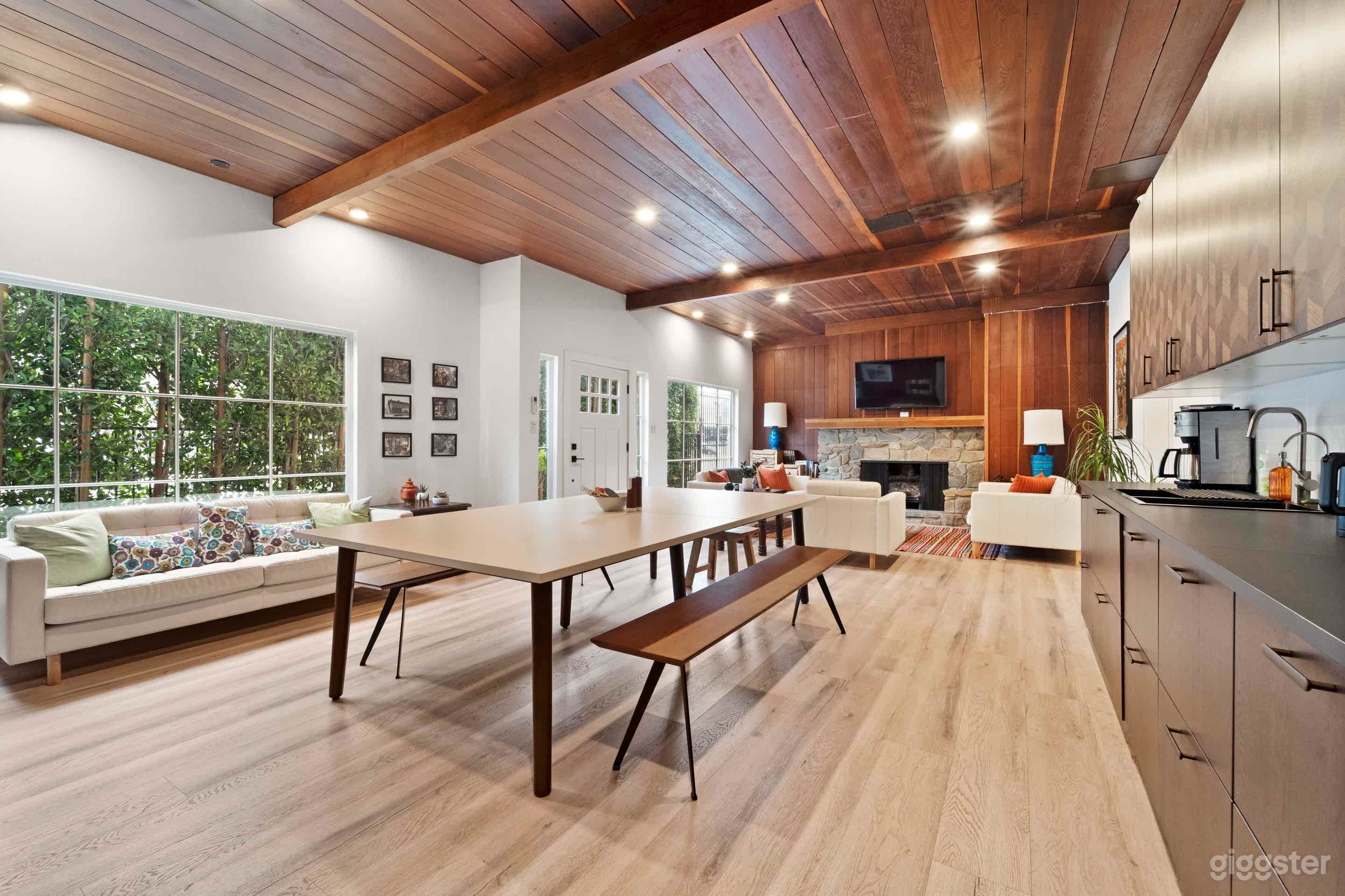 Cozy lounge/kitchen/meeting space - Hollywood Photo 4