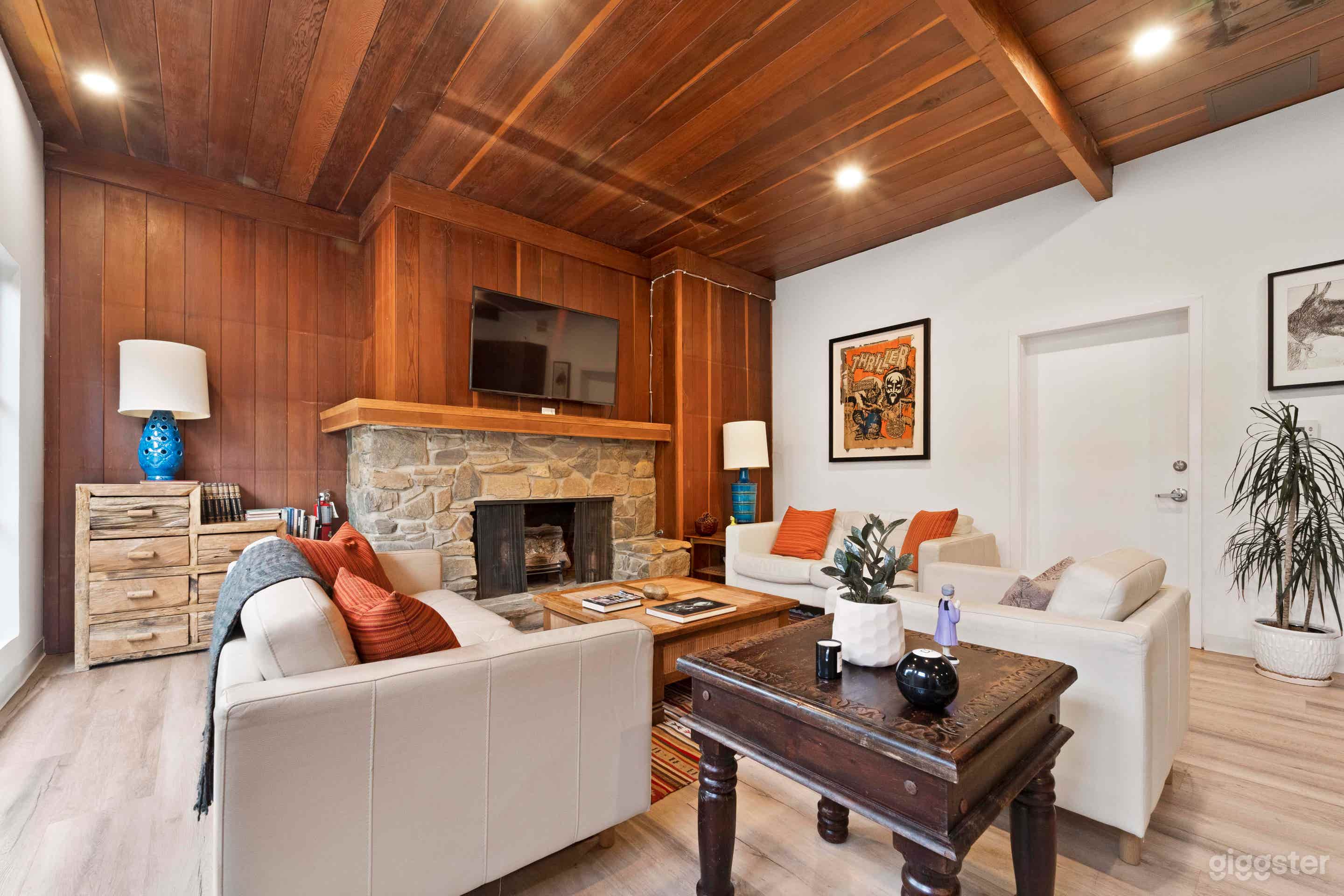 Cozy lounge/kitchen/meeting space - Hollywood Photo 3