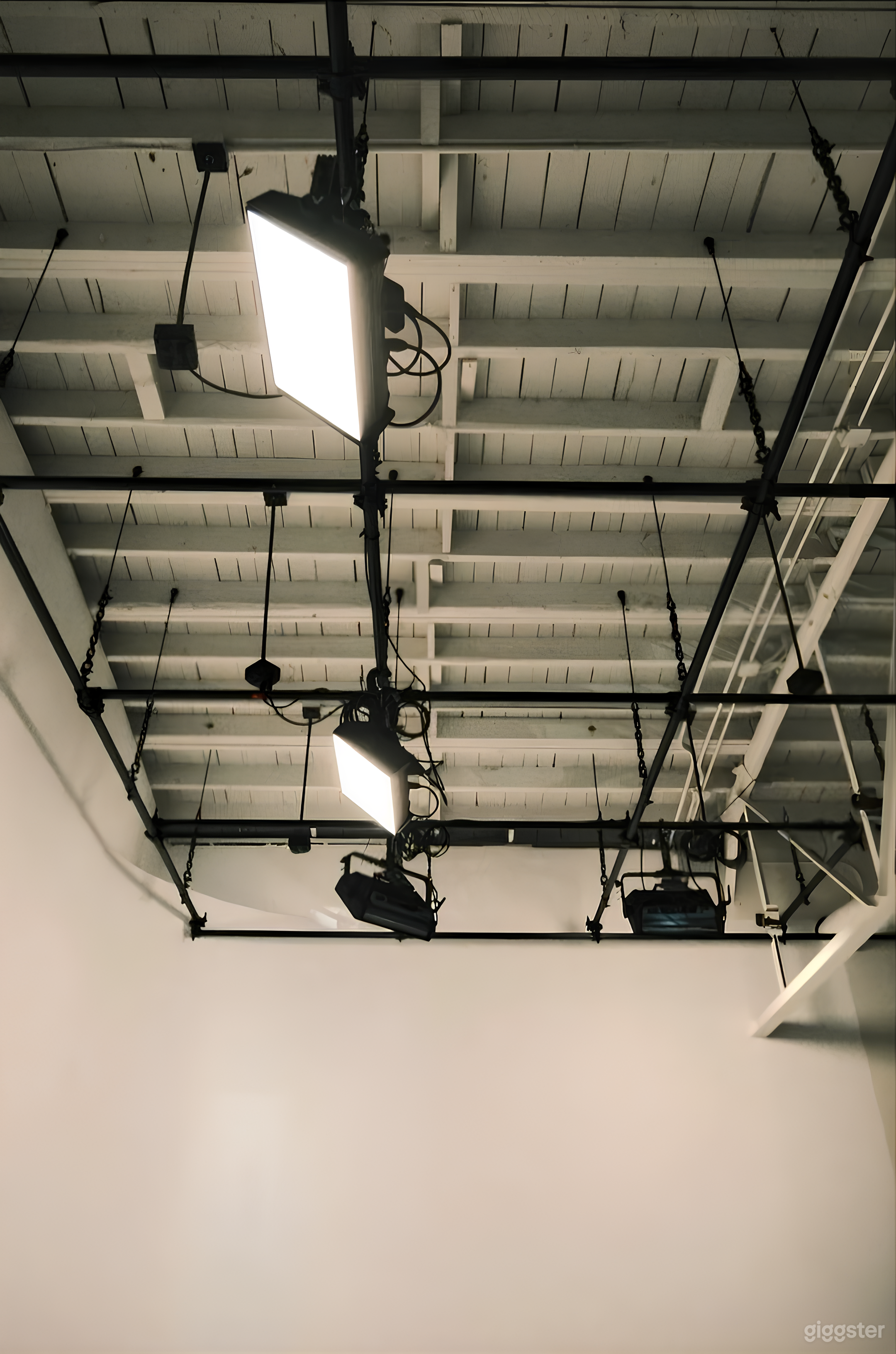 Premium Nashville Studio w/ Cyc Wall & Lighting Grid Photo 3