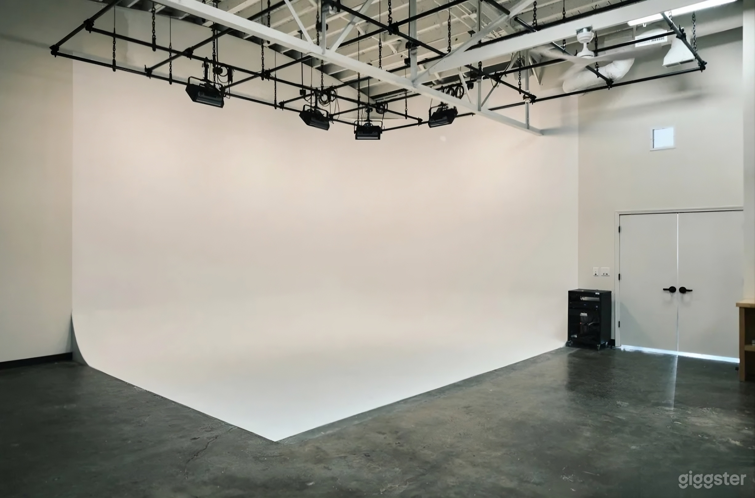 Premium Nashville Studio w/ Cyc Wall & Lighting Grid Photo 1