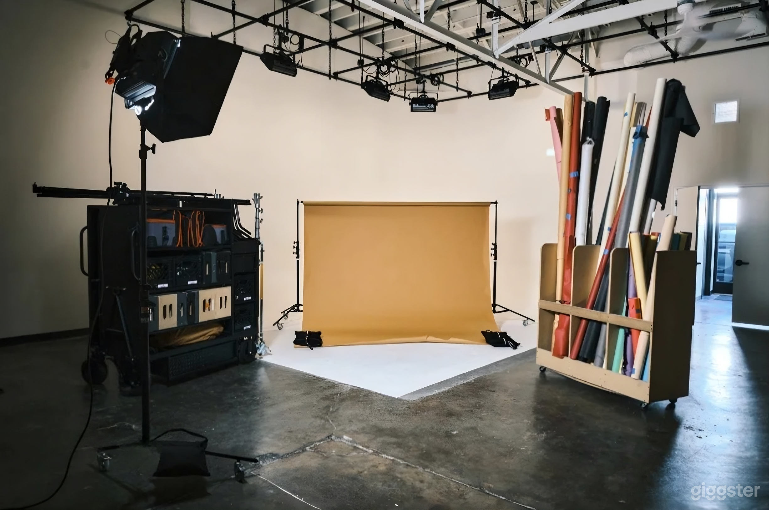 Premium Nashville Studio w/ Cyc Wall & Lighting Grid Photo 2