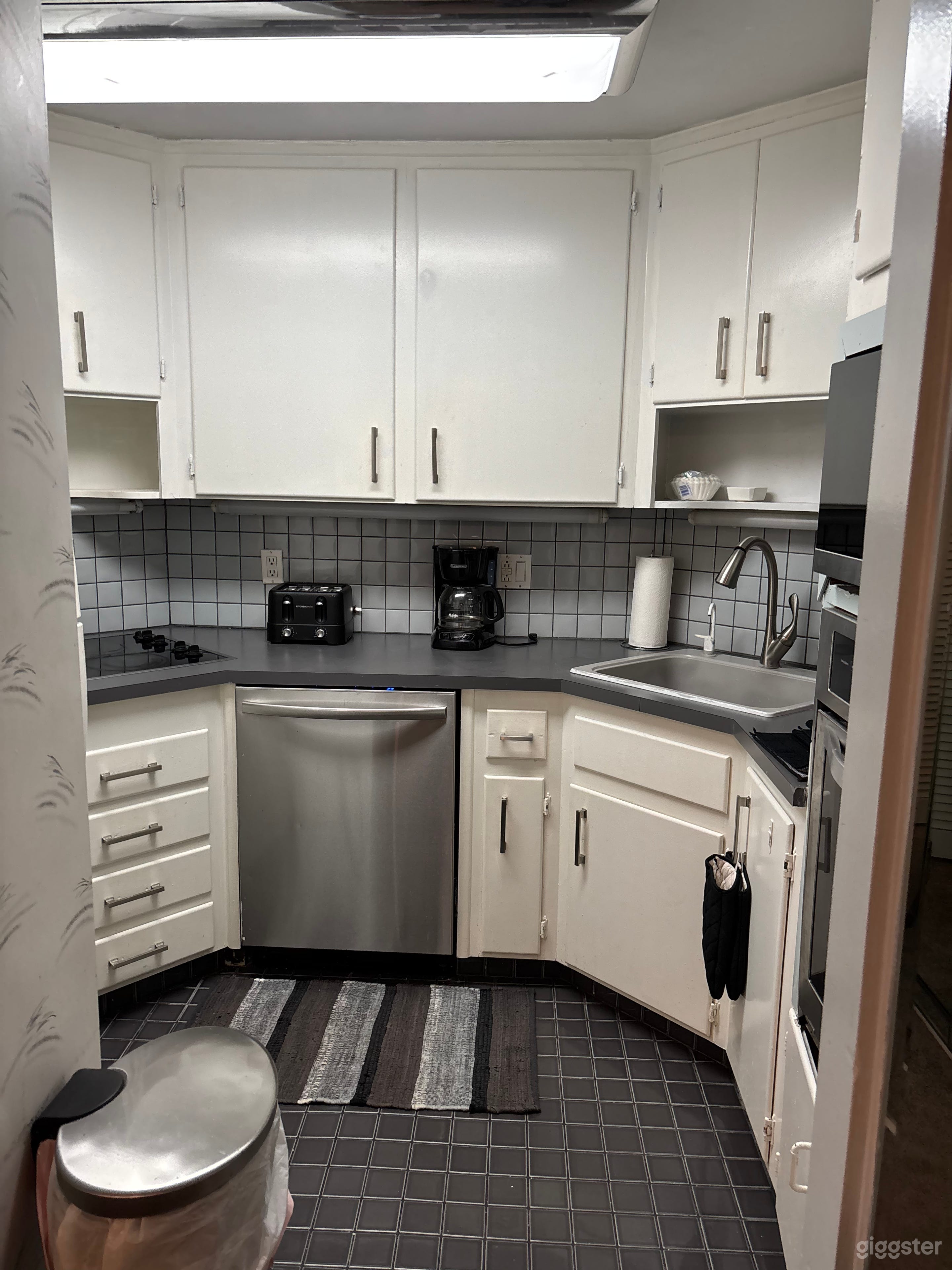 Minimalist Glam Black & Grey 1 B/B Apt at Ocean Manor Photo 4