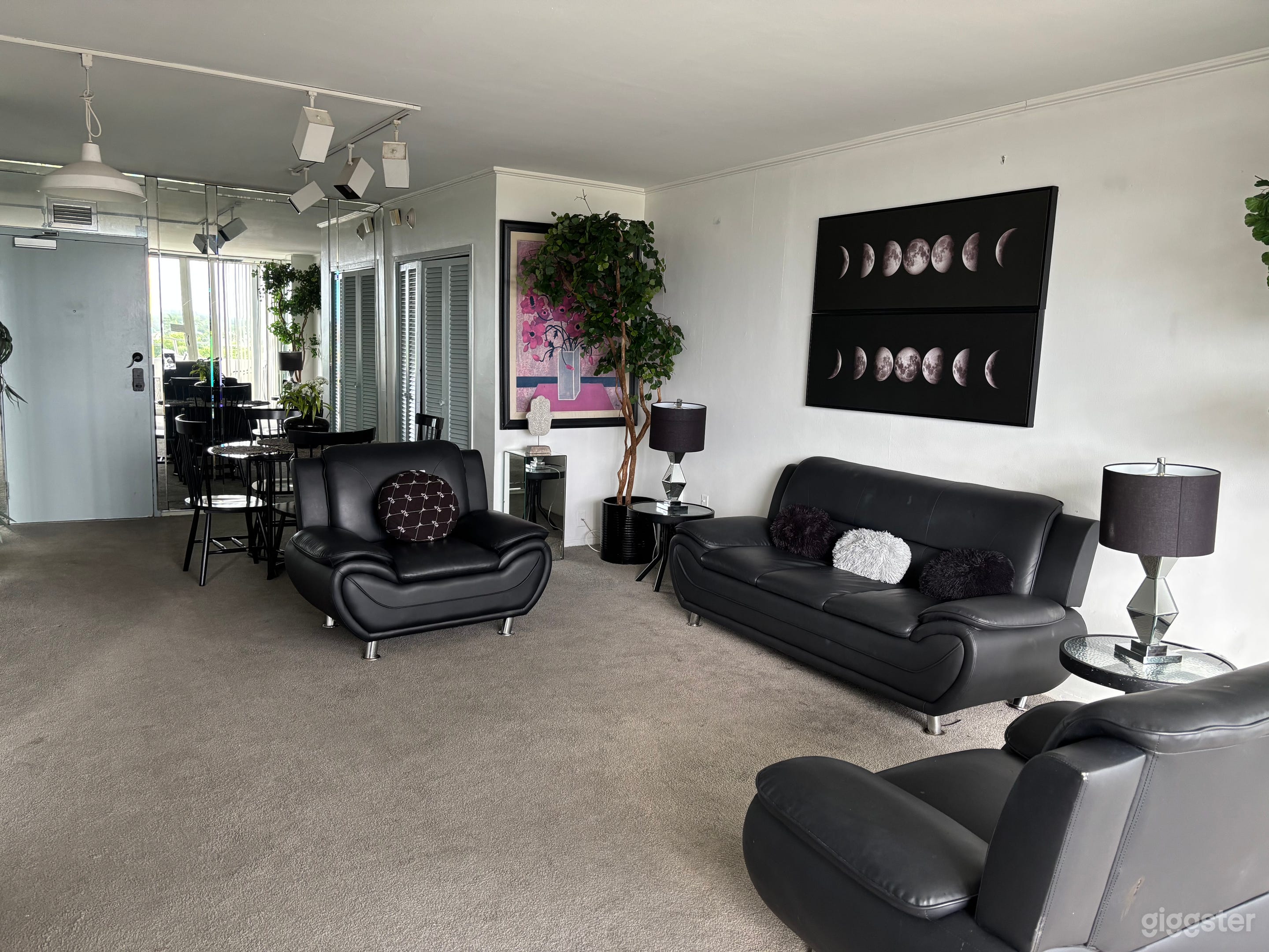 Minimalist Glam Black & Grey 1 B/B Apt at Ocean Manor Photo 1