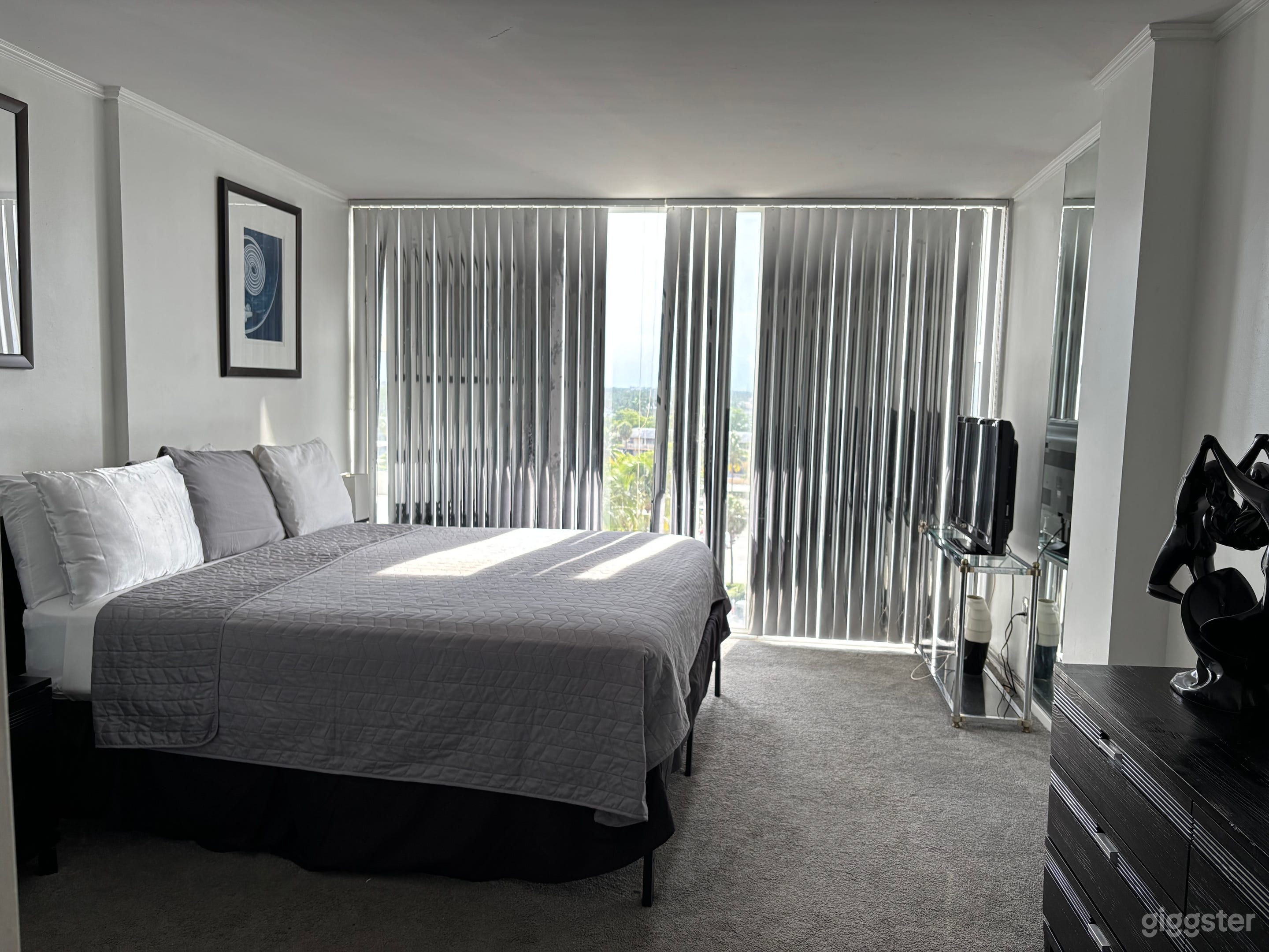 Minimalist Glam Black & Grey 1 B/B Apt at Ocean Manor Photo 2