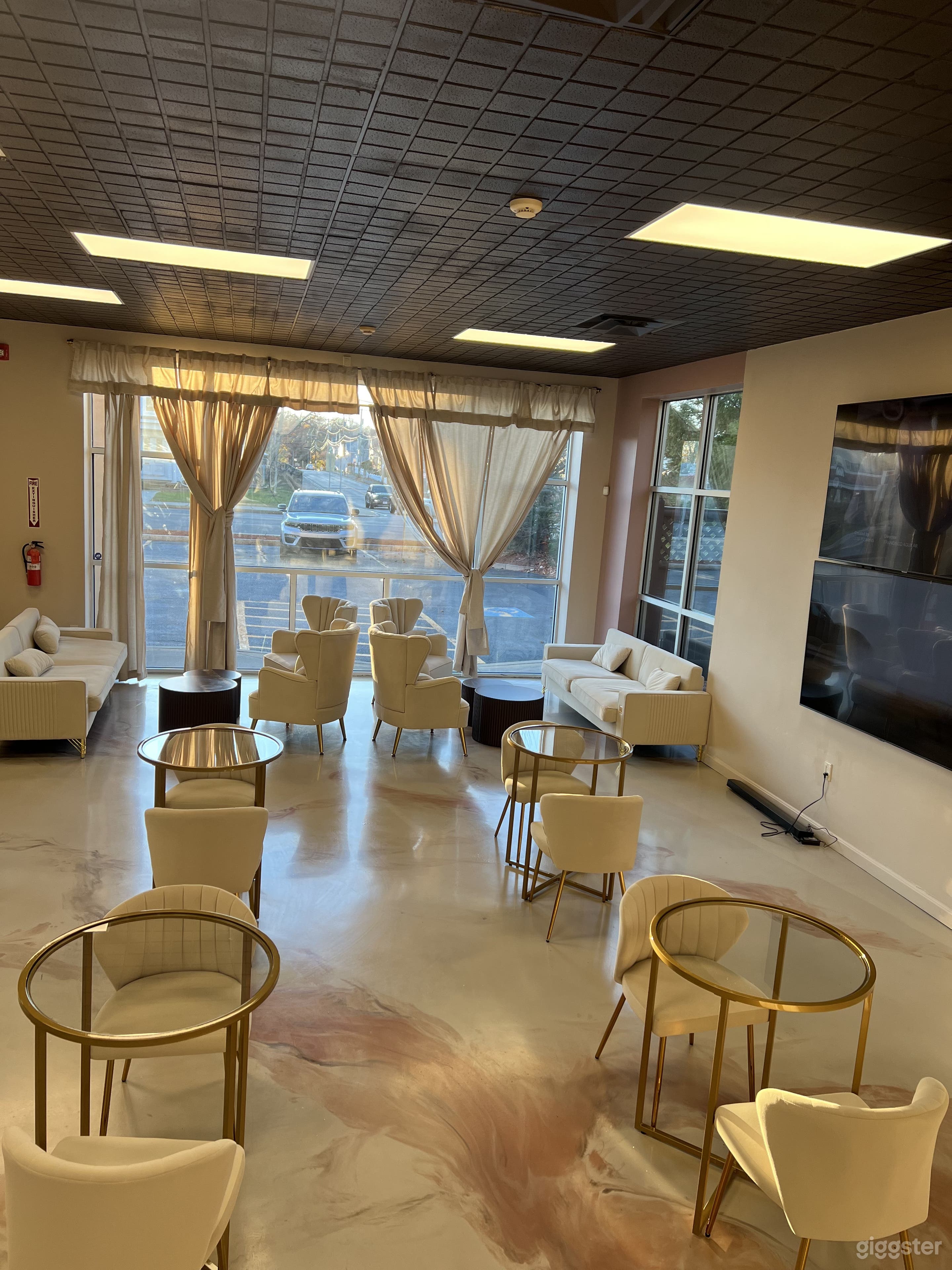 Elegant Business Lounge at Brockton, MA Photo 4