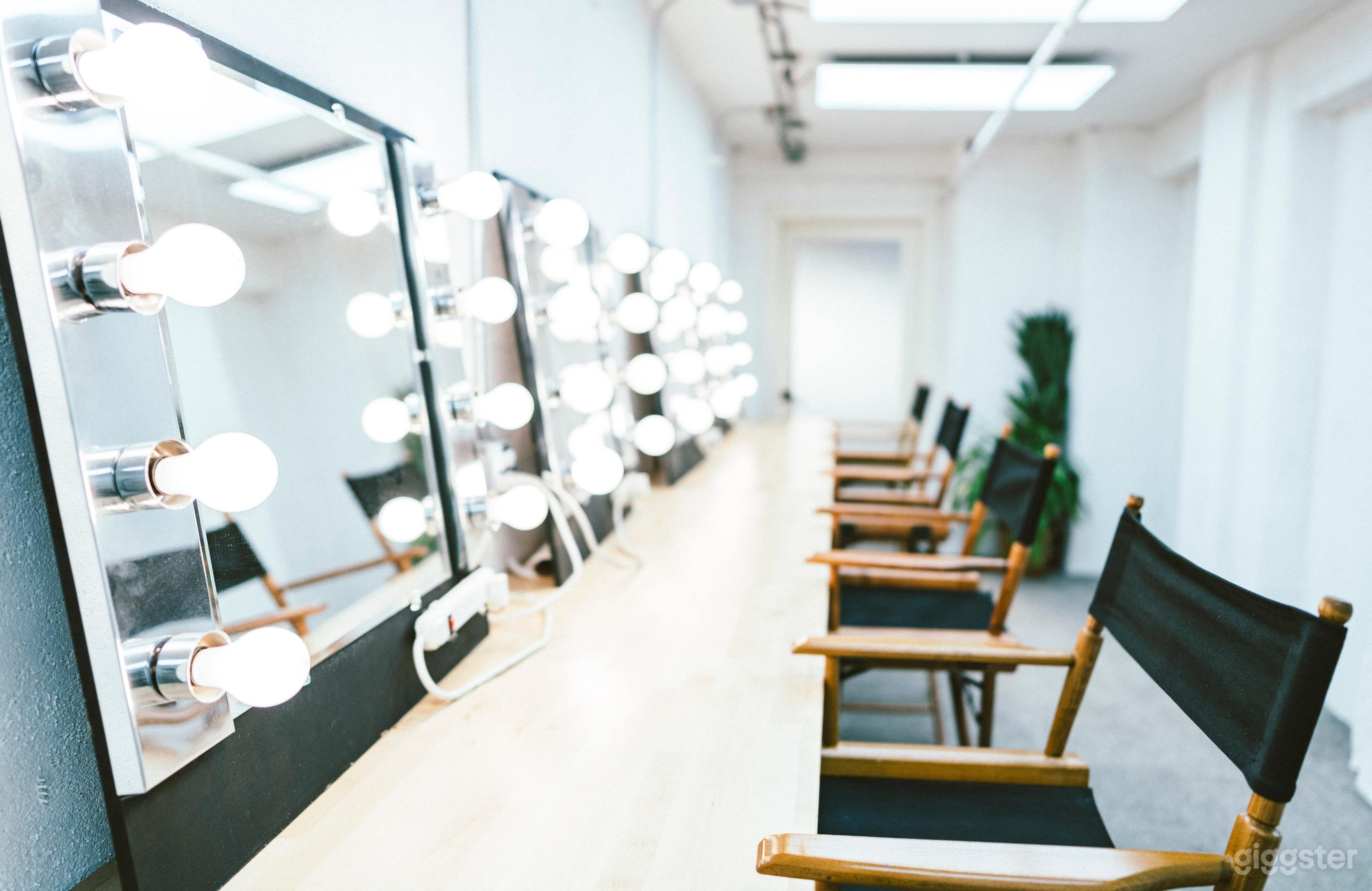 Make up room with room for 4 clients at once