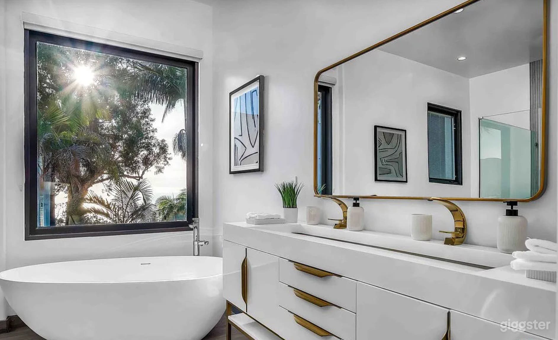 Modern Pacific Palisades Villa with Ocean Views Photo 4