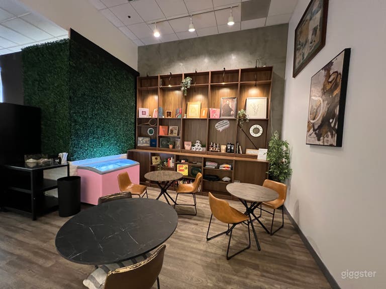  Modern Urban Studio-Like Cafe Space 