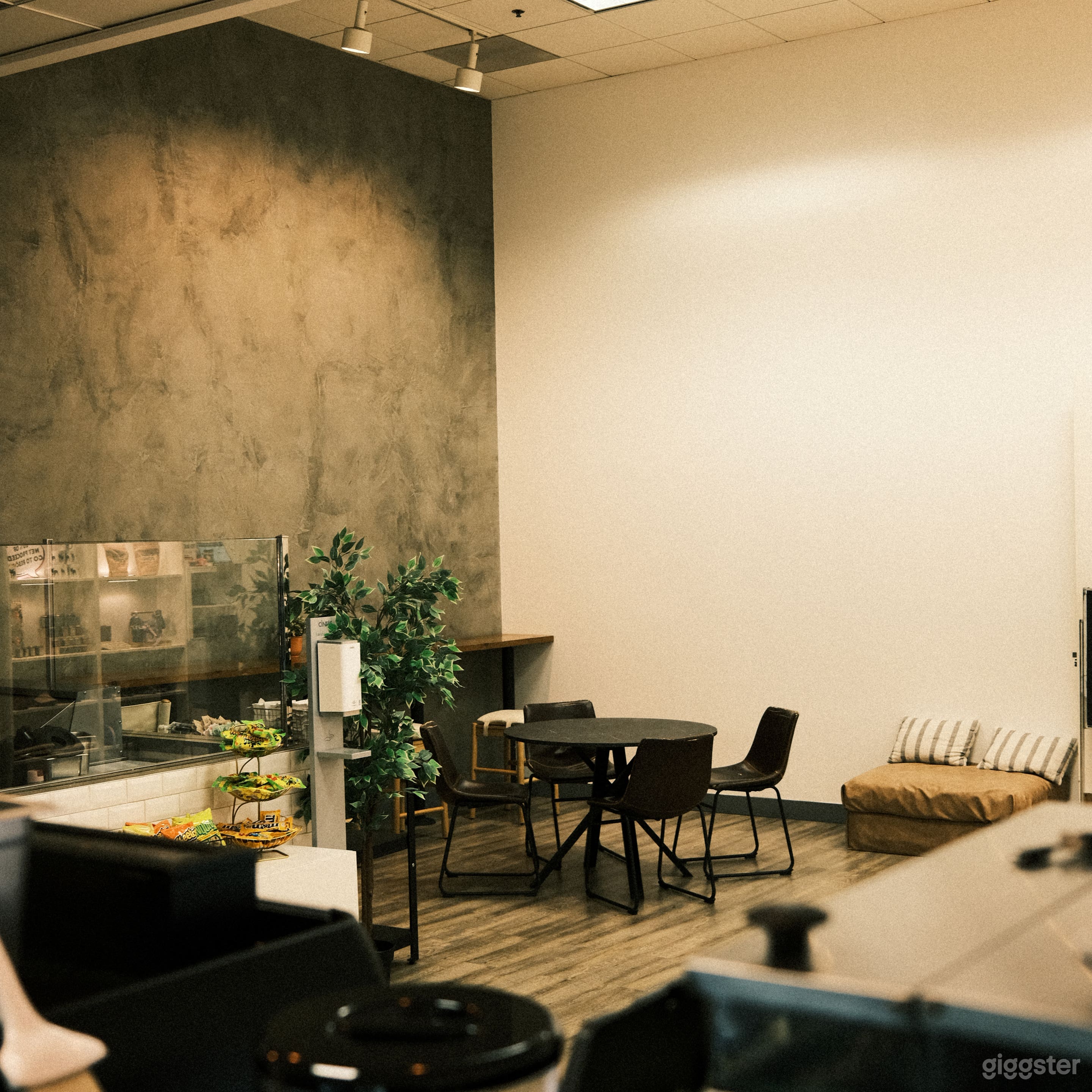 Modern Urban Studio-Like Cafe Space Photo 1