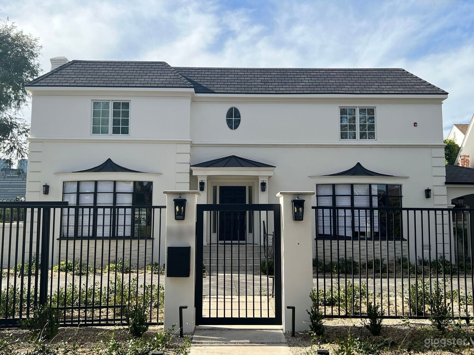 Stylish Beverly Hills Poolside Photo 4