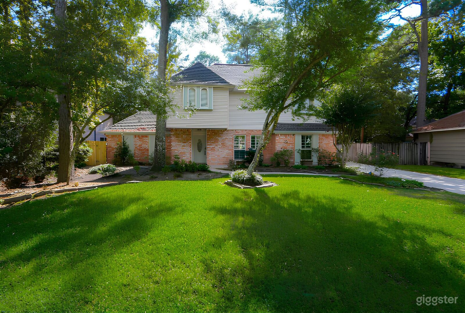 Beautiful Woodlands Space Photo 4