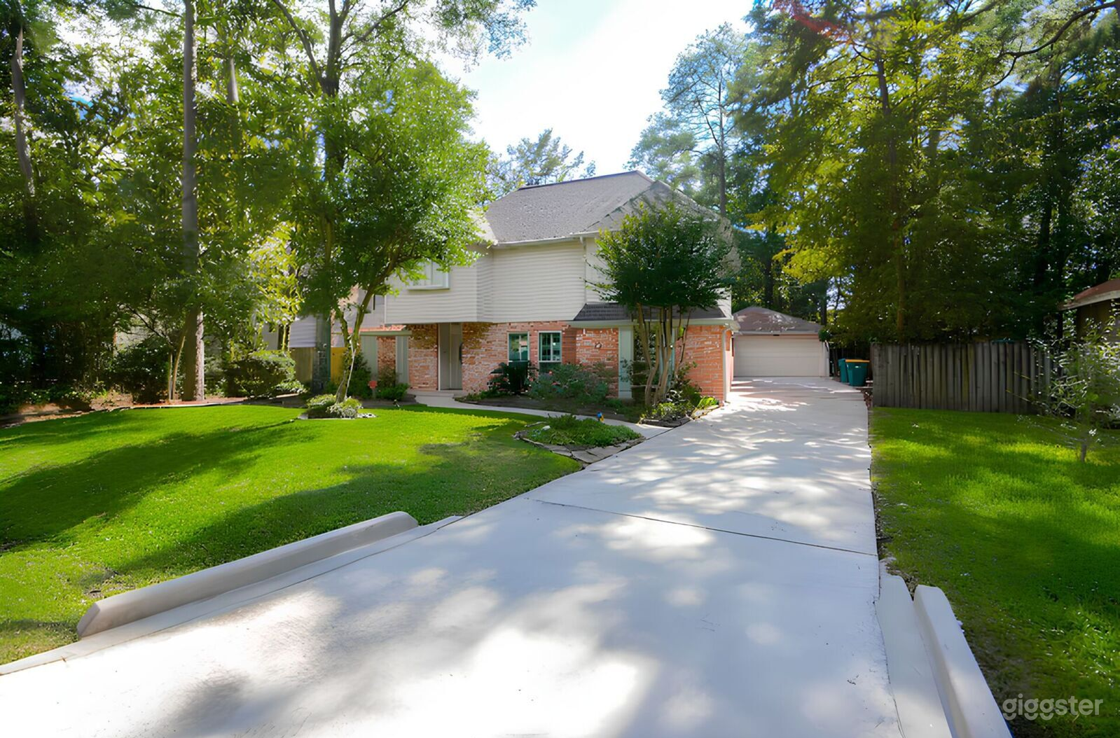 Beautiful Woodlands Space Photo 1