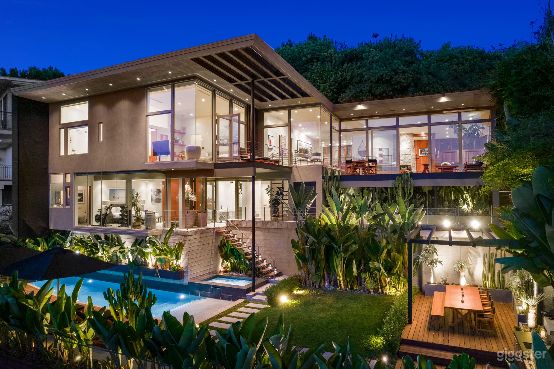 JUNGLE MODERN: GLASS, WOOD &amp; TROPICAL POOL HIDEAWAY Photo 2