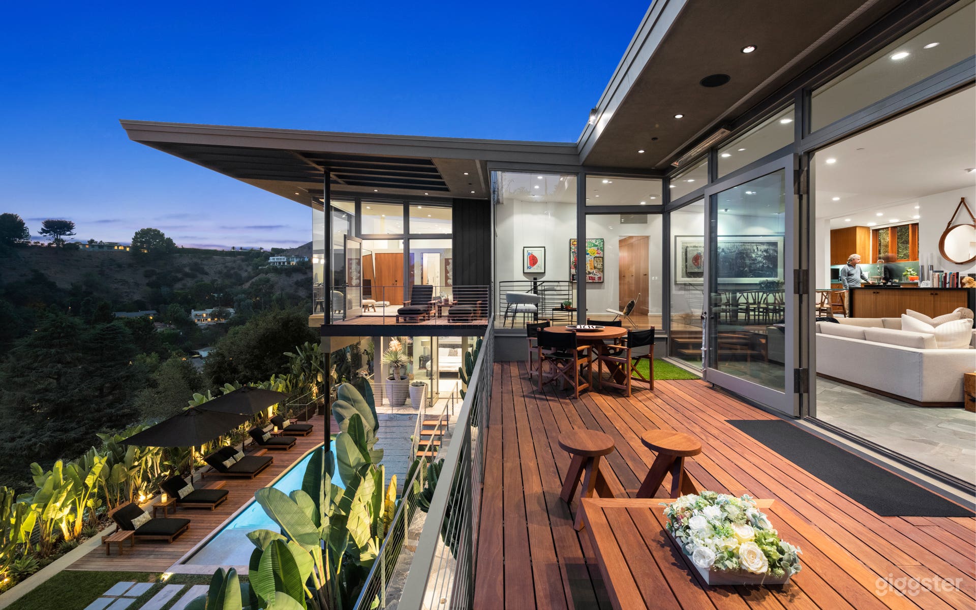 JUNGLE MODERN: GLASS, WOOD &amp; TROPICAL POOL HIDEAWAY Photo 4