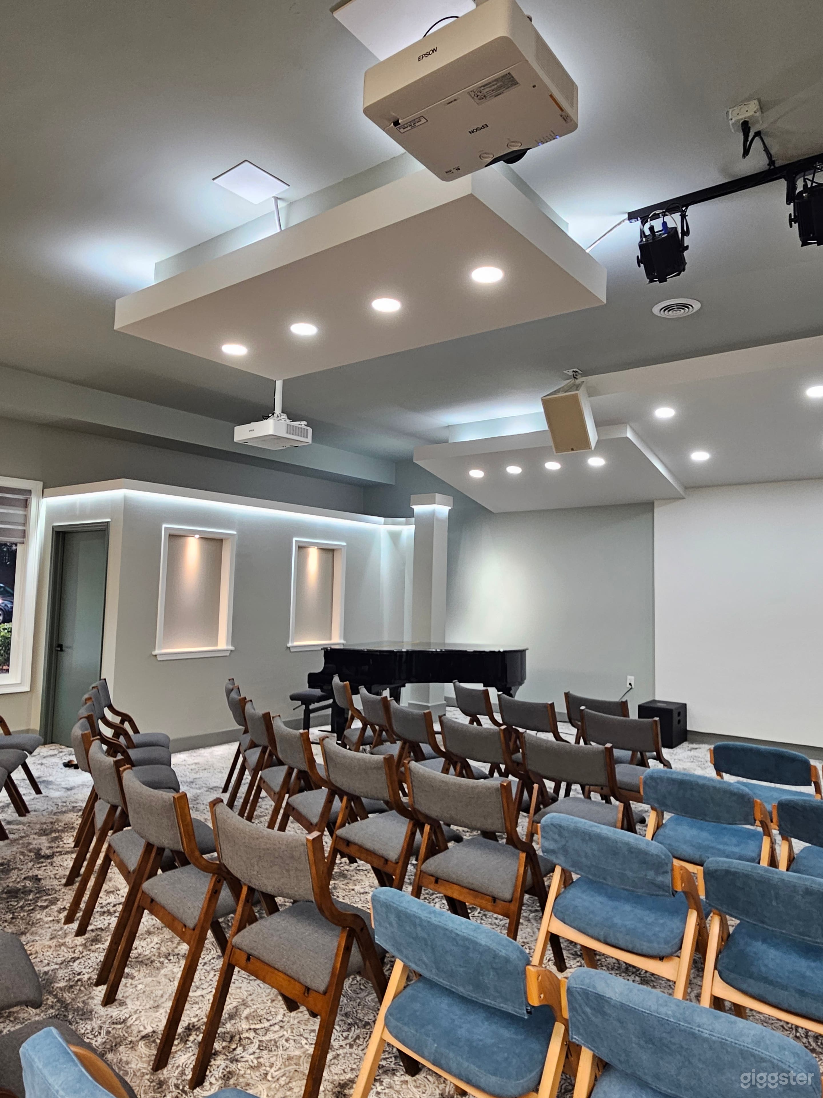 Space where artists and audiences breathe as one. Photo 4