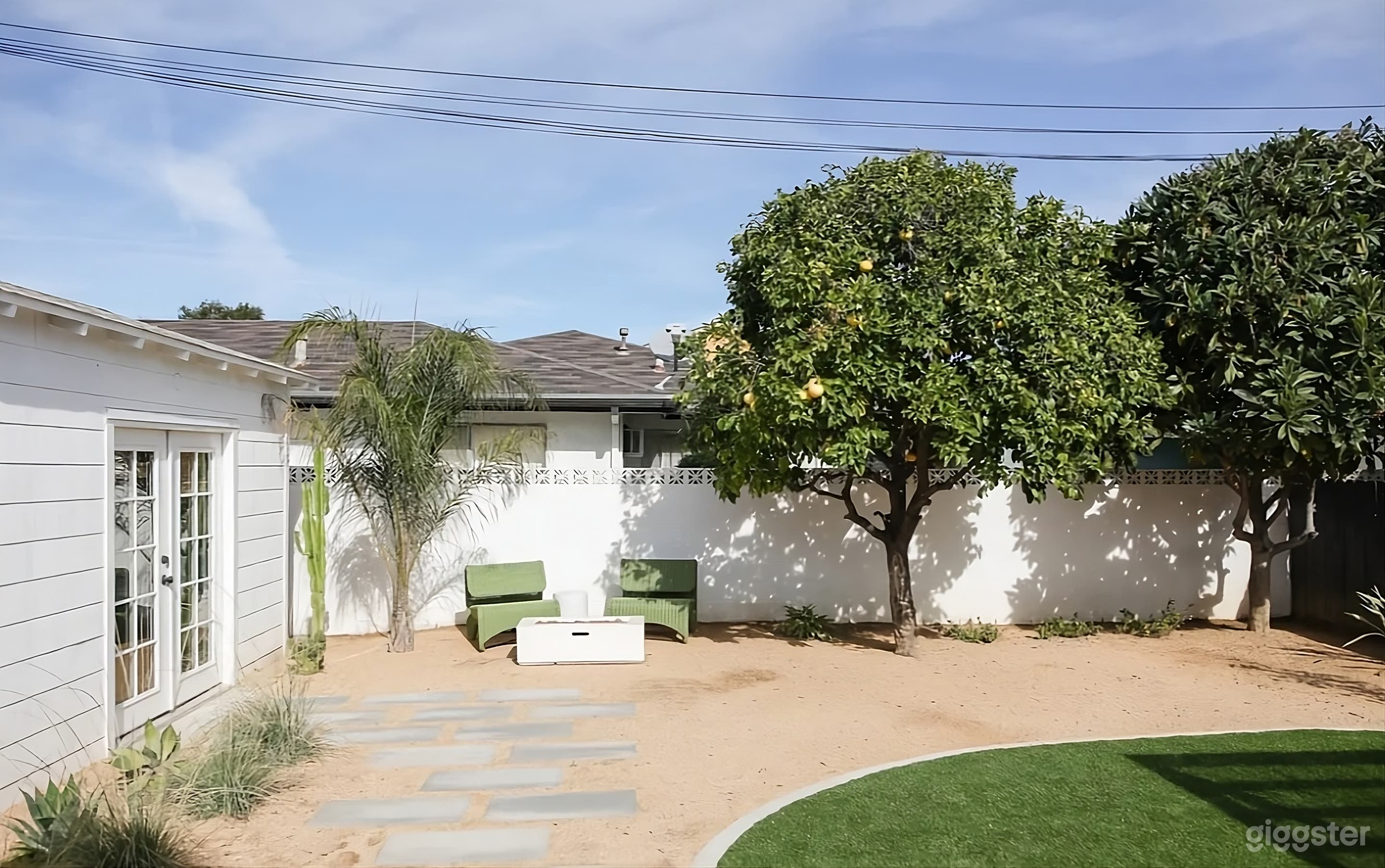 Sunny &amp; Stylish Backyard Retreat Photo 4