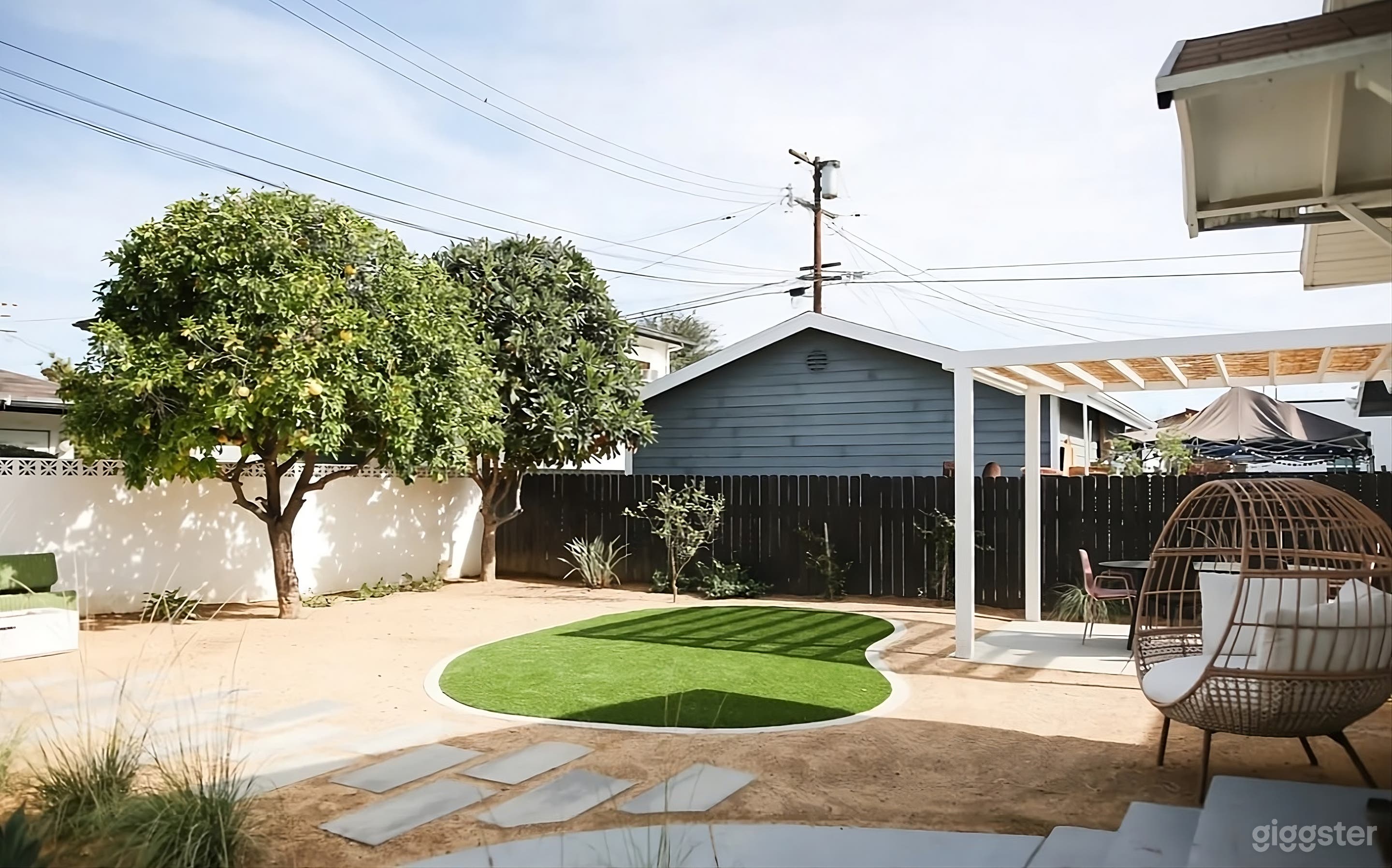 Sunny &amp; Stylish Backyard Retreat Photo 3