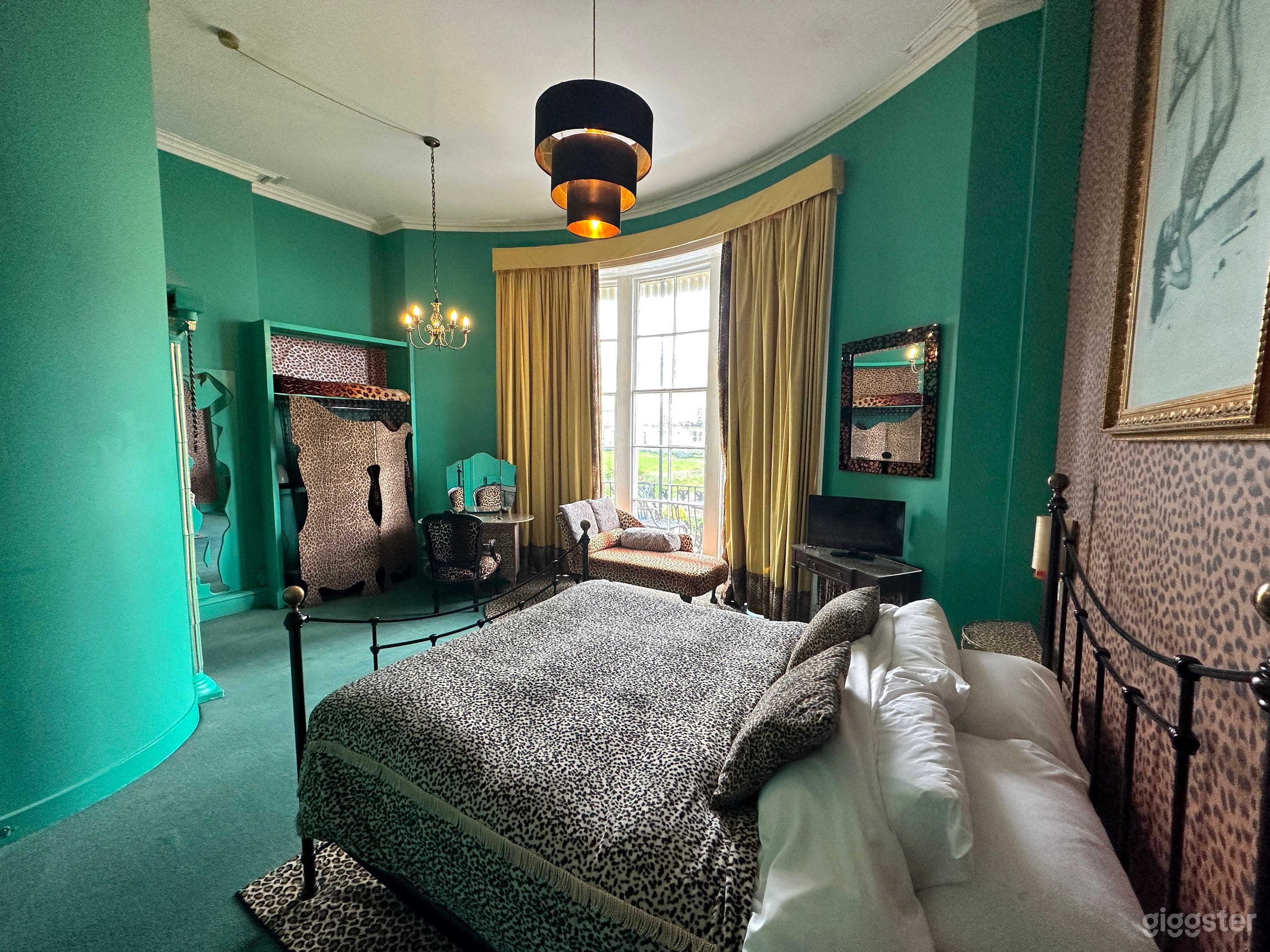 Betty: Fifties Style Leopard Print Boudoir Photo 3