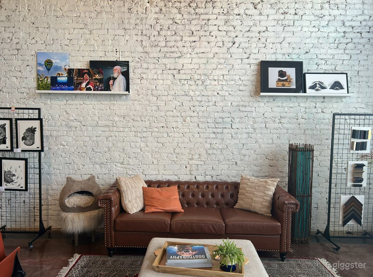 Photography Studio w/ Large Brick Wall &amp; Natural Light Photo 2