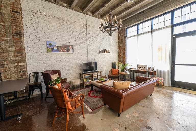  Fotostudio mit großer Backsteinwand & natürlichem Licht 