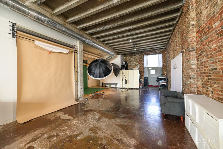  Fotostudio mit großer Backsteinwand & natürlichem Licht 