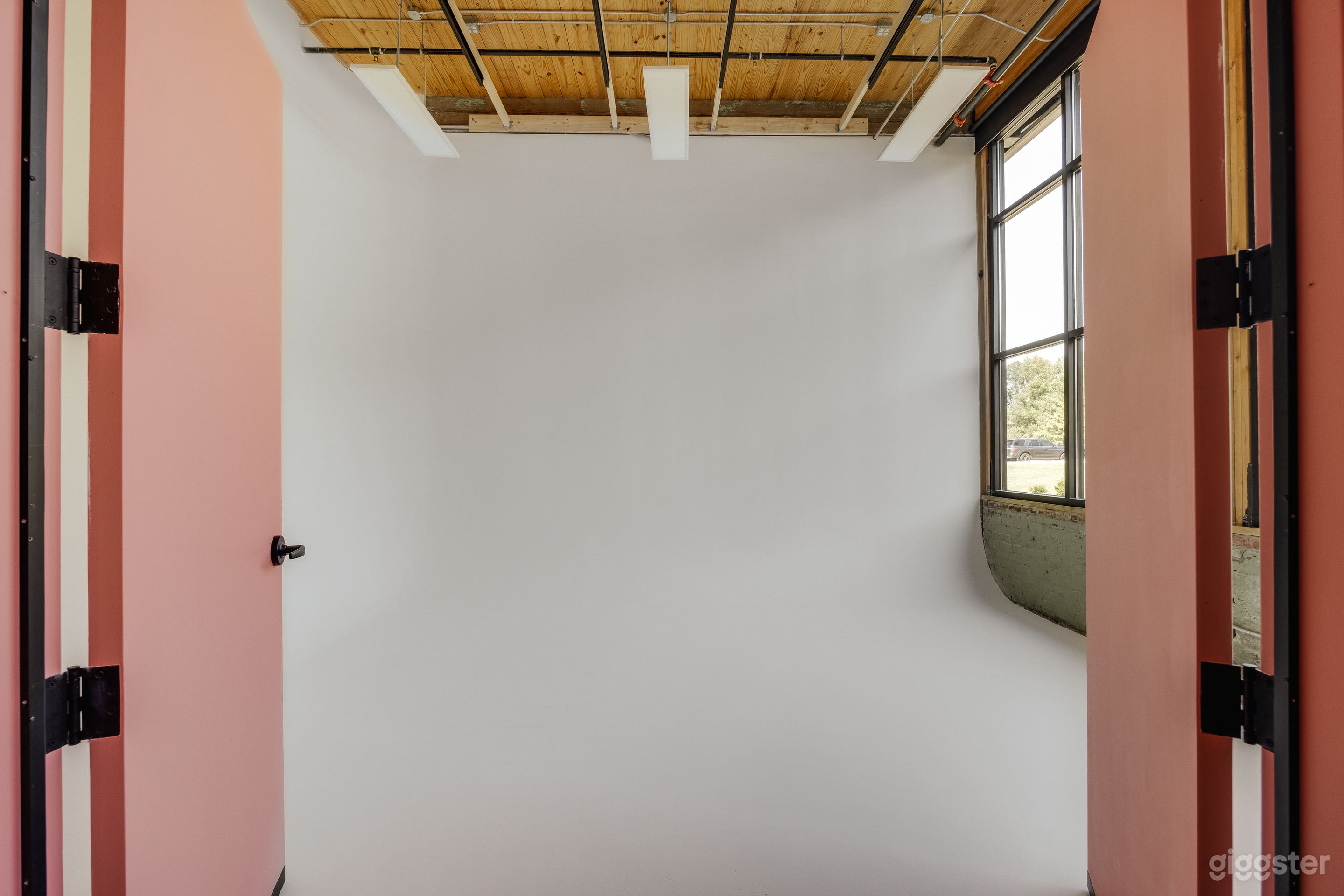 Video Studio C features a professional light grid and a complete blackout system, providing optimal control for any production.