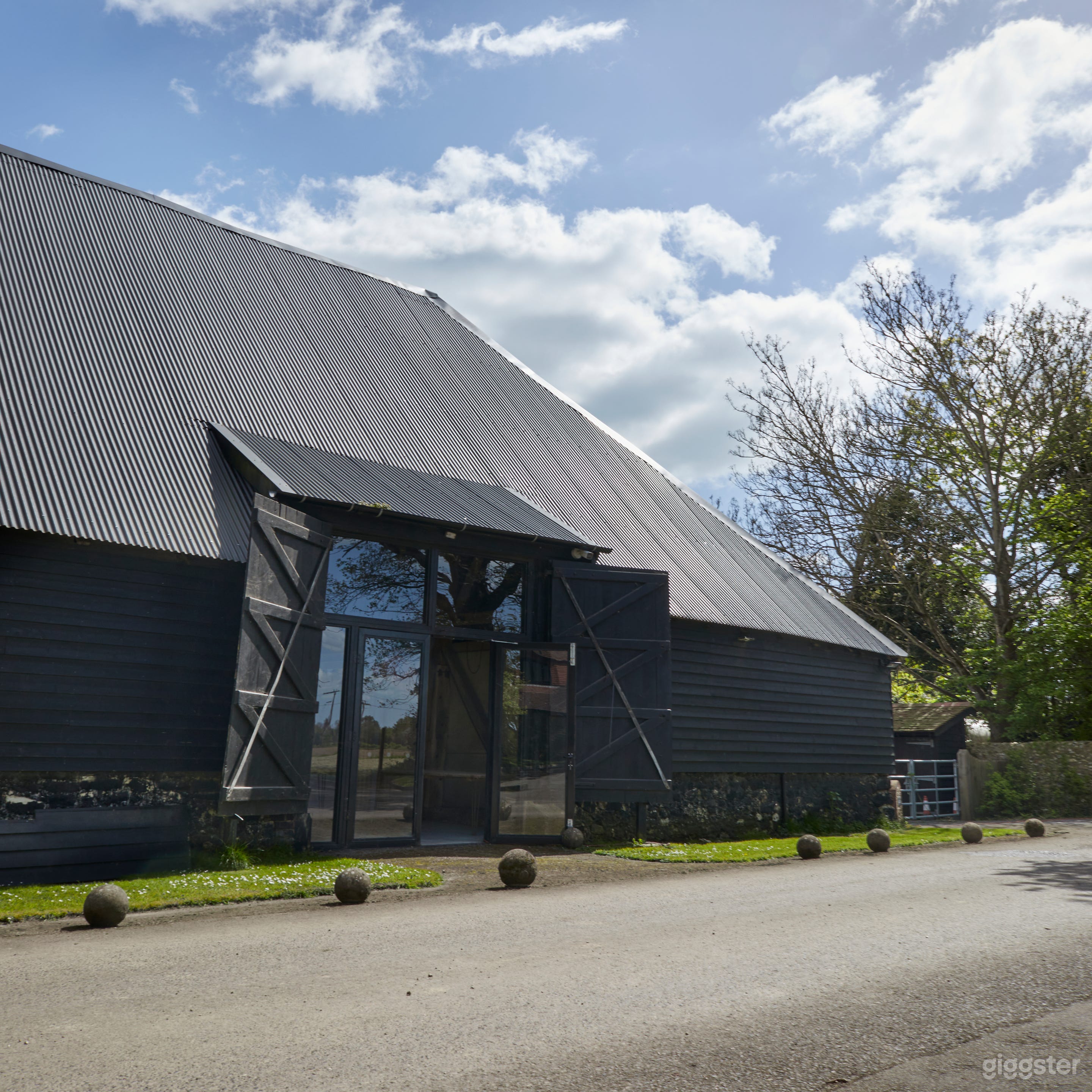 The Black Barn — 300 years of beauty Photo 2