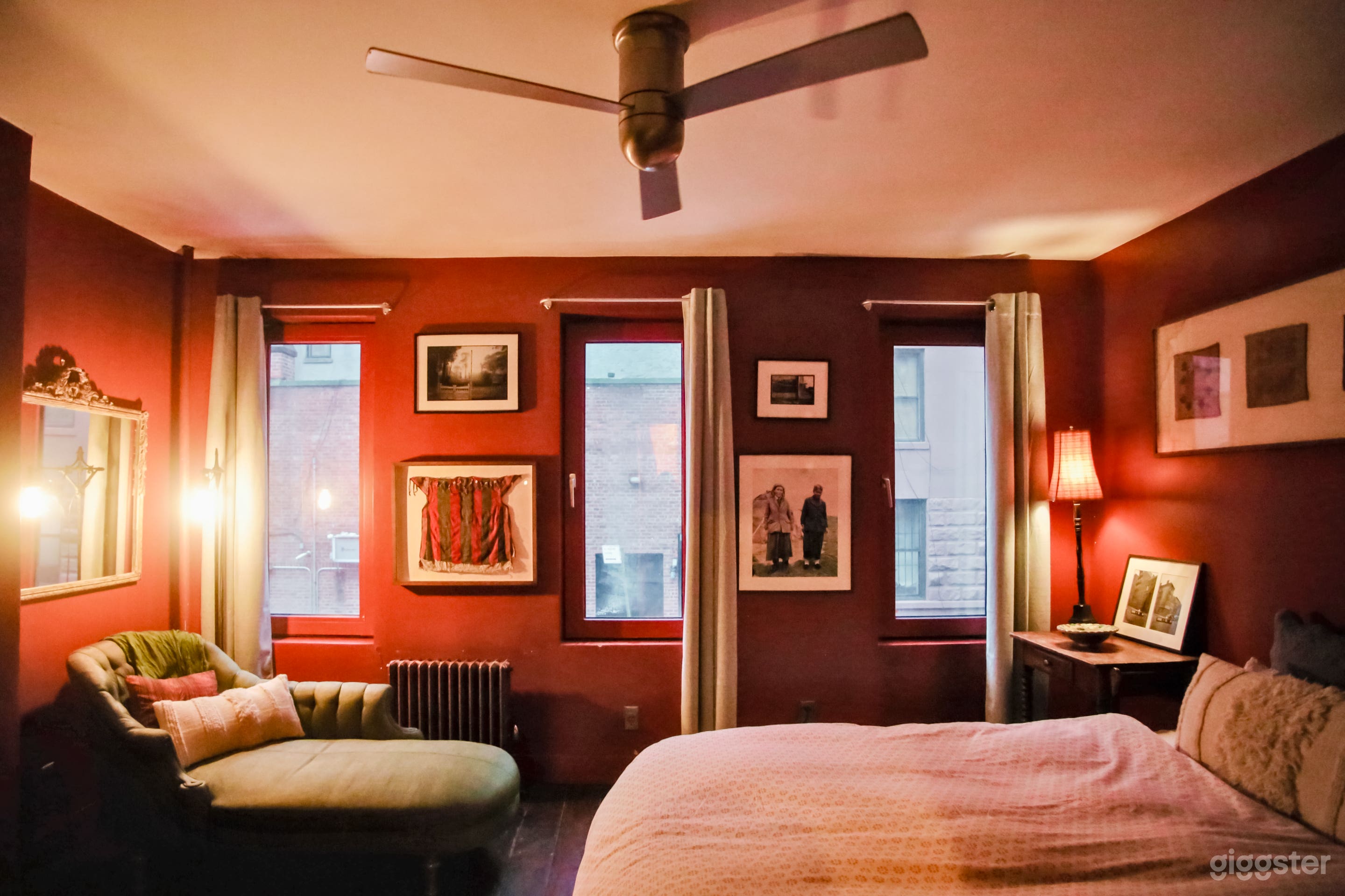 Vintage Townhouse with Spiral Stairs and Library Photo 2