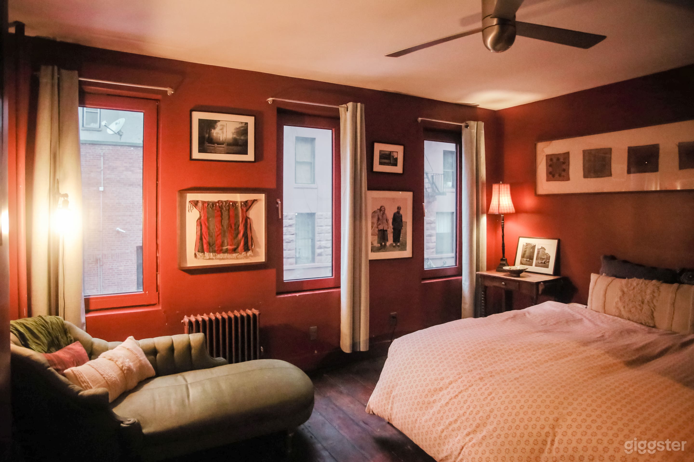 Vintage Townhouse with Spiral Stairs and Library Photo 3
