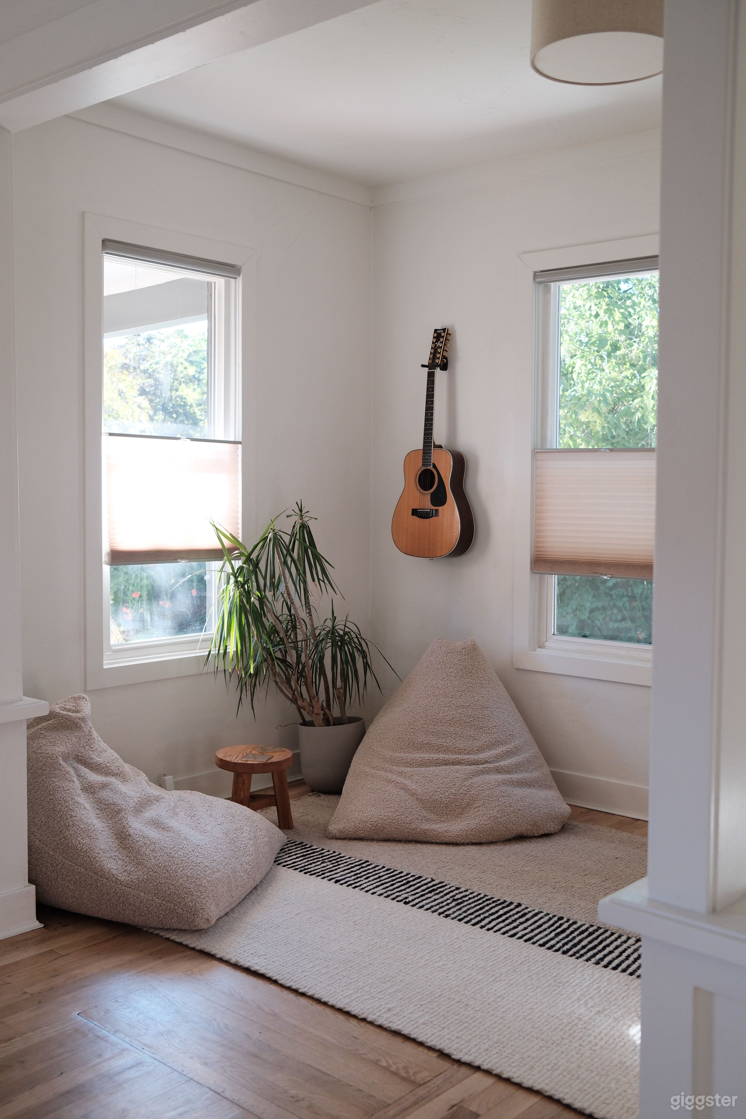 Minimalist & well-decorated home with tons of natural light Photo 2