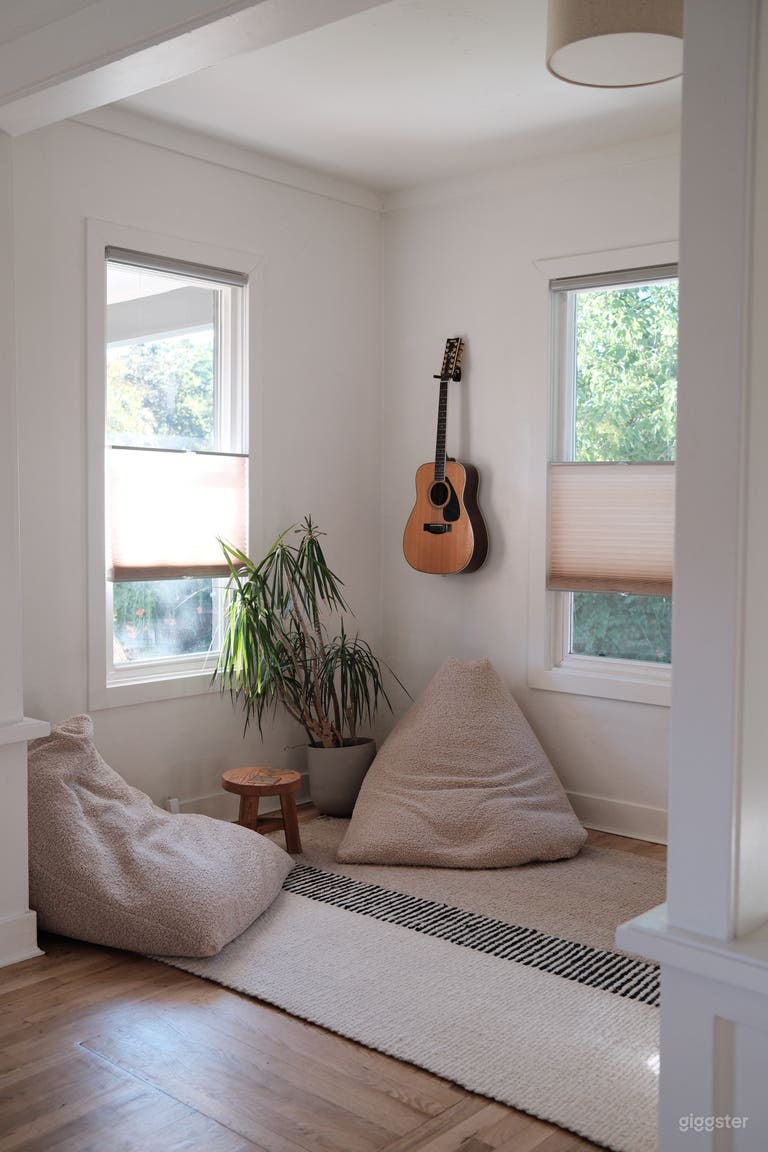  Minimalist & well-decorated home with tons of natural light 