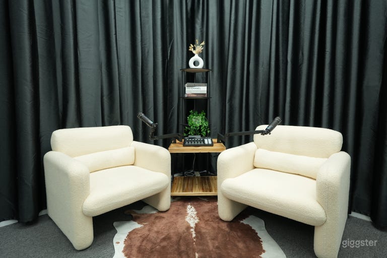  Cozy Corner – Modern Podcast & Content Studio 