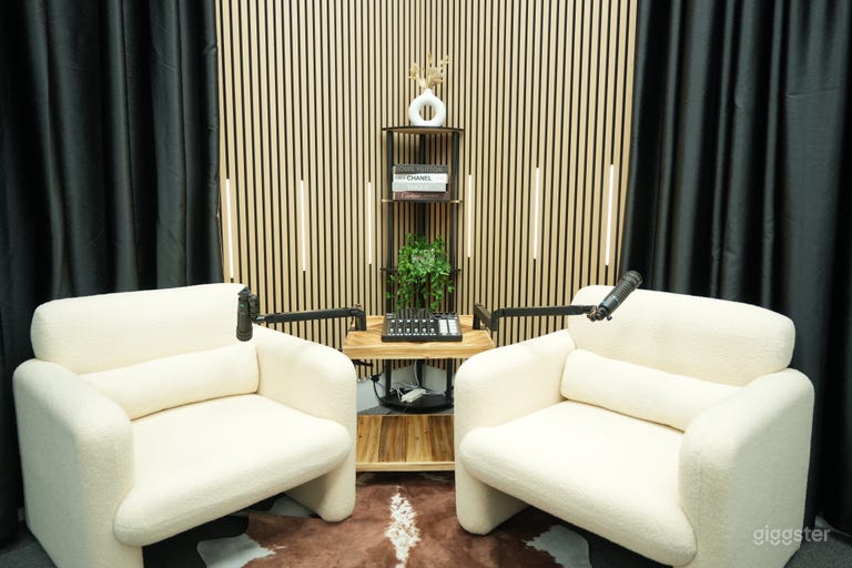  Cozy Corner – Modern Podcast & Content Studio 