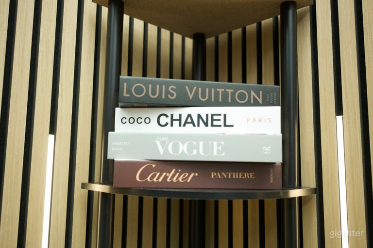  Cozy Corner – Modern Podcast & Content Studio 