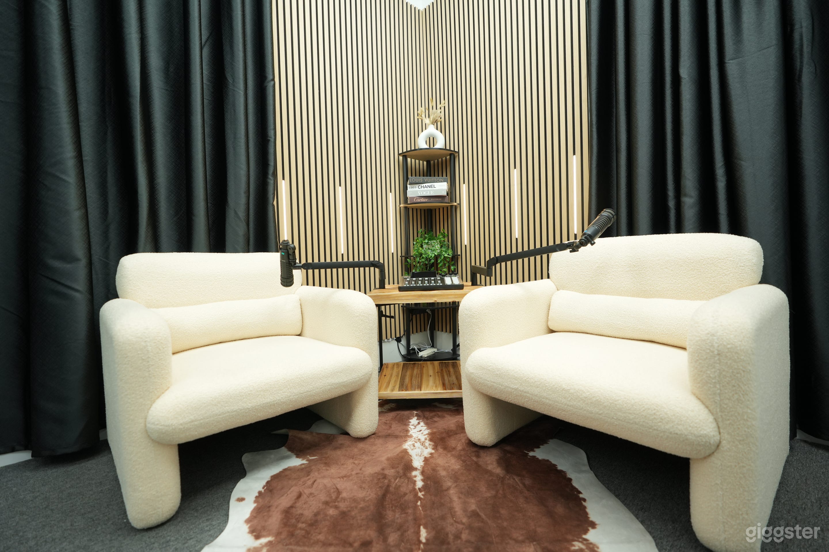 Cozy Corner – Modern Podcast & Content Studio Photo 4