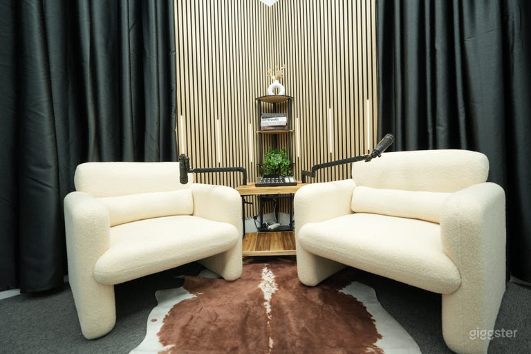  Cozy Corner – Modern Podcast & Content Studio 