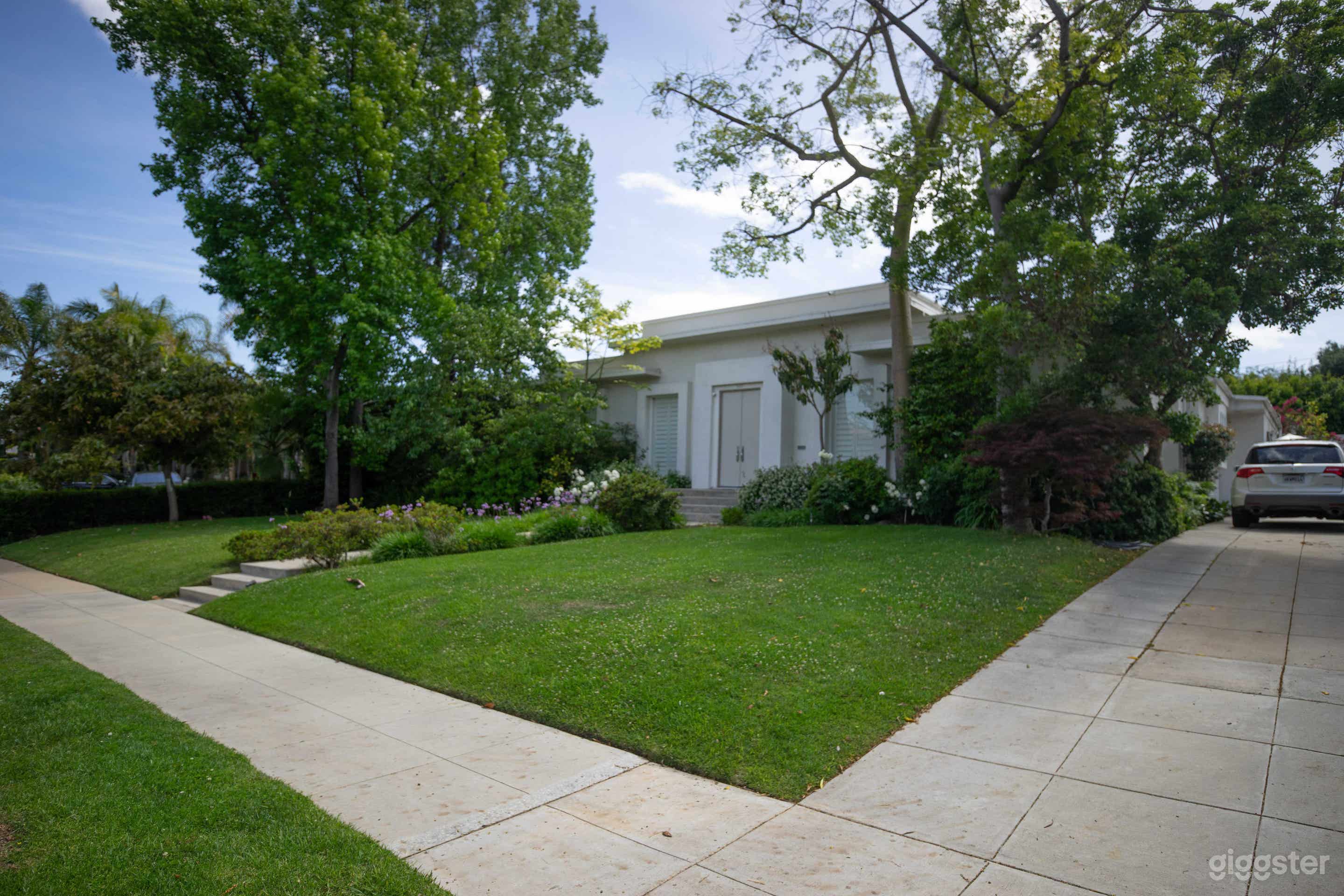 Beautiful Light Mansion in Beverly Hills Photo 1