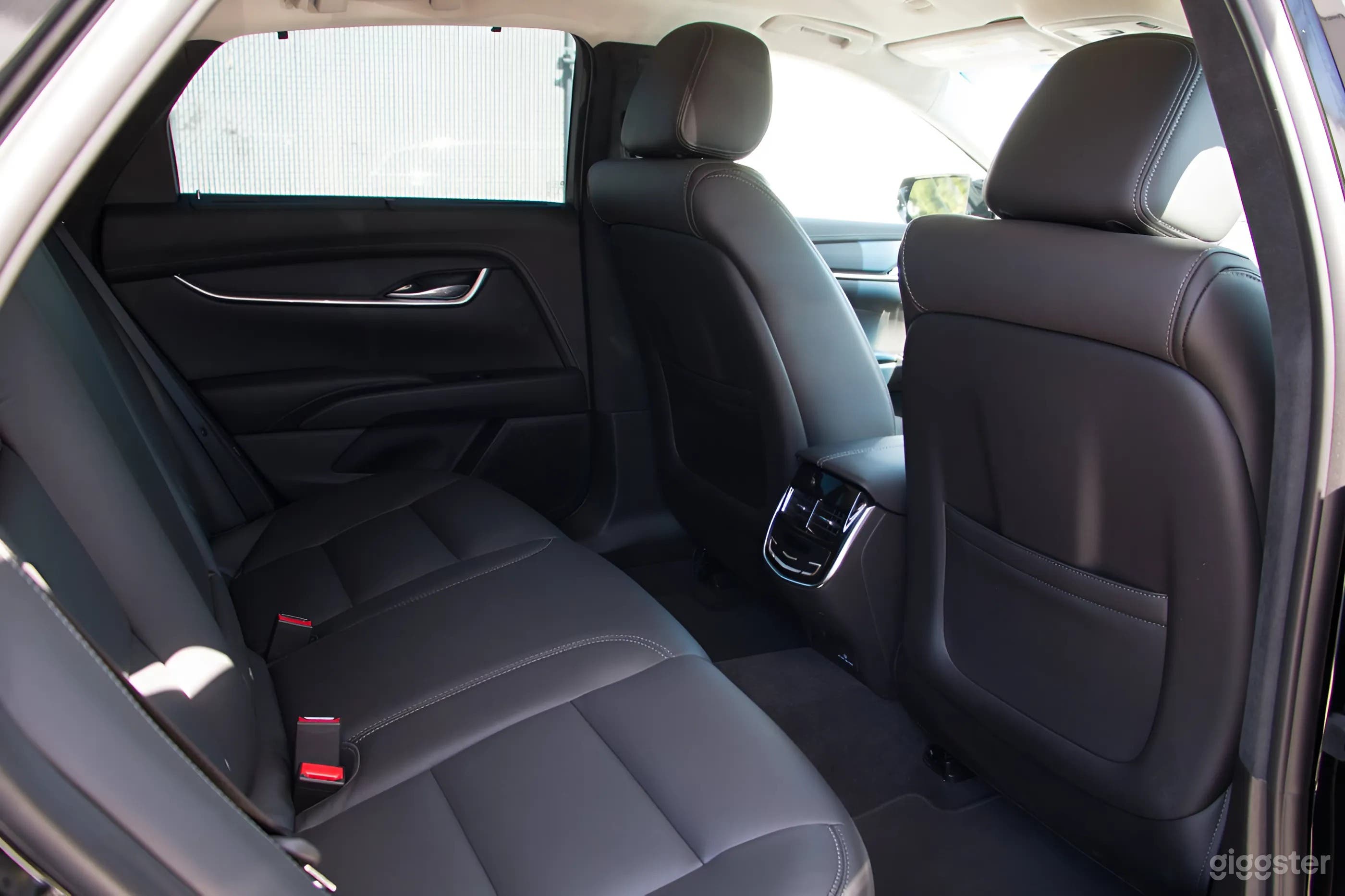 3 Pax Cadillac XTS Photo 3