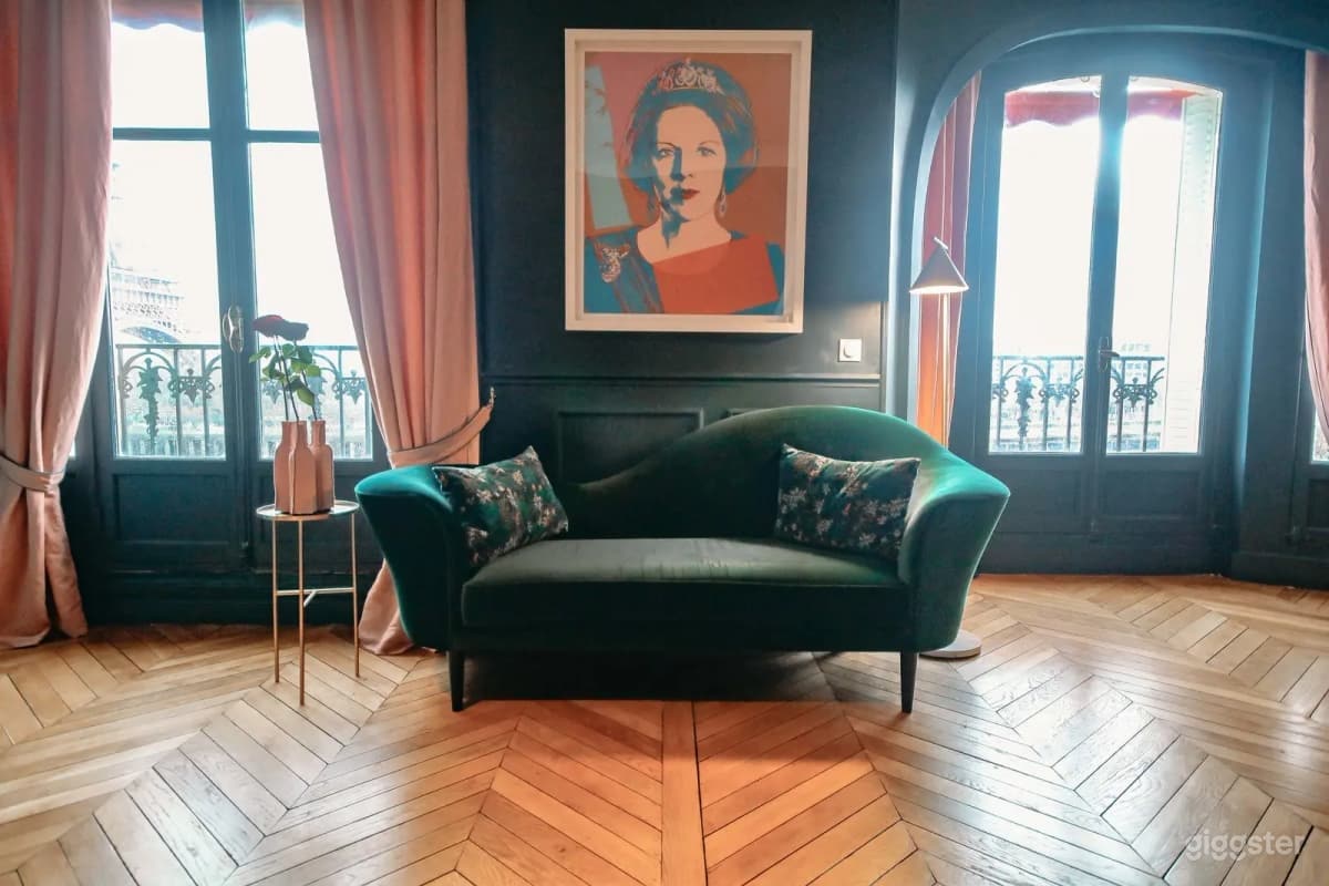 Photo de Appartement chic avec vue emblématique sur la Tour Eiffel 4