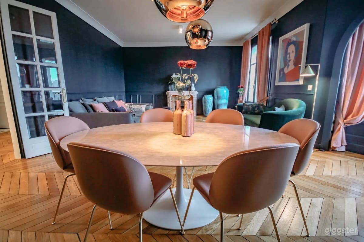 Photo de Appartement chic avec vue emblématique sur la Tour Eiffel 3
