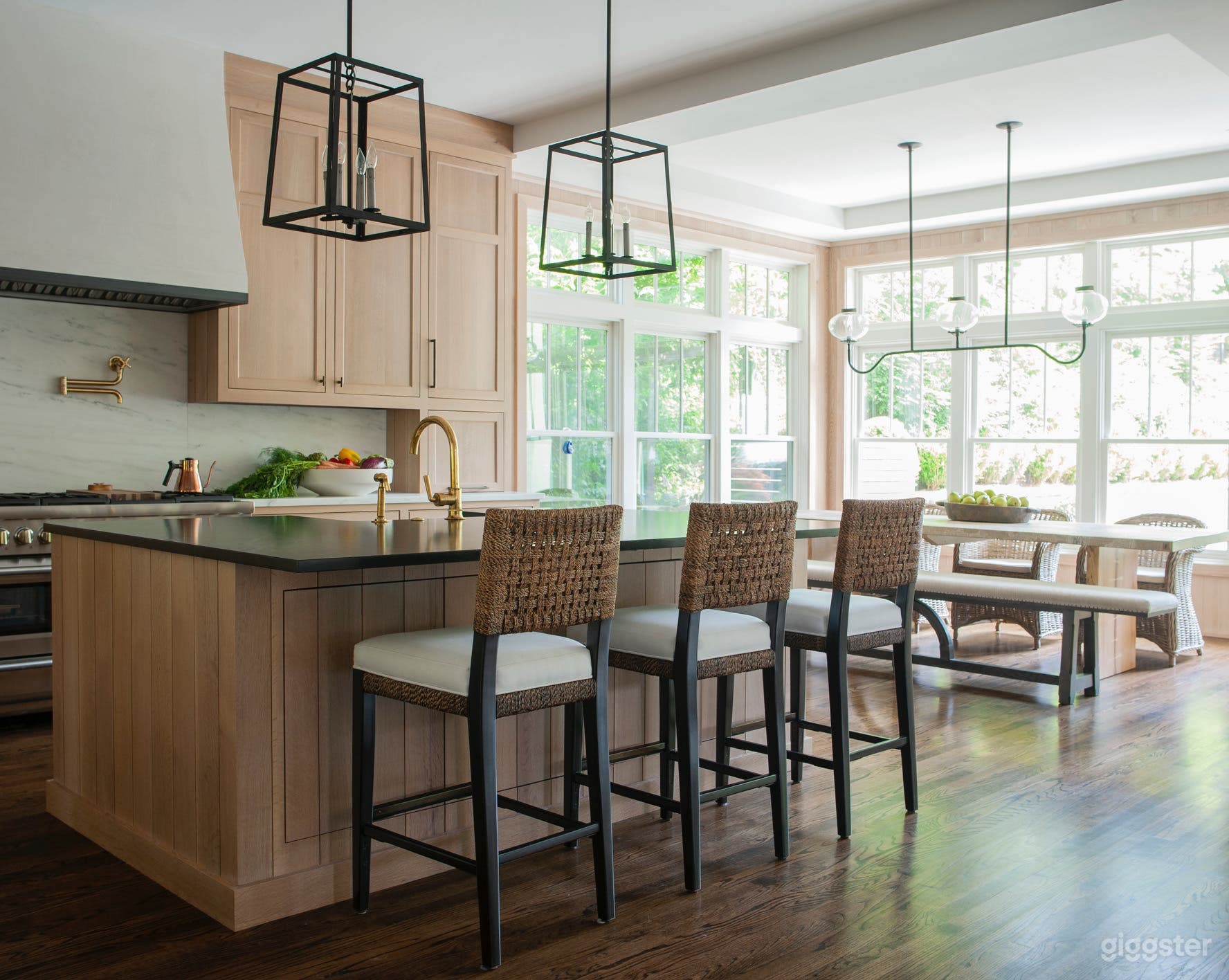 Luxury Open Design Intown House with Pool/Hot Tub Photo 3