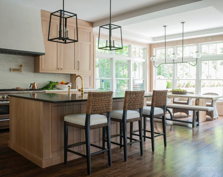  Luxury Open Design Intown House with Pool/Hot Tub 