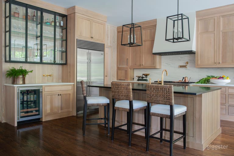  Luxury Open Design Intown House with Pool/Hot Tub 