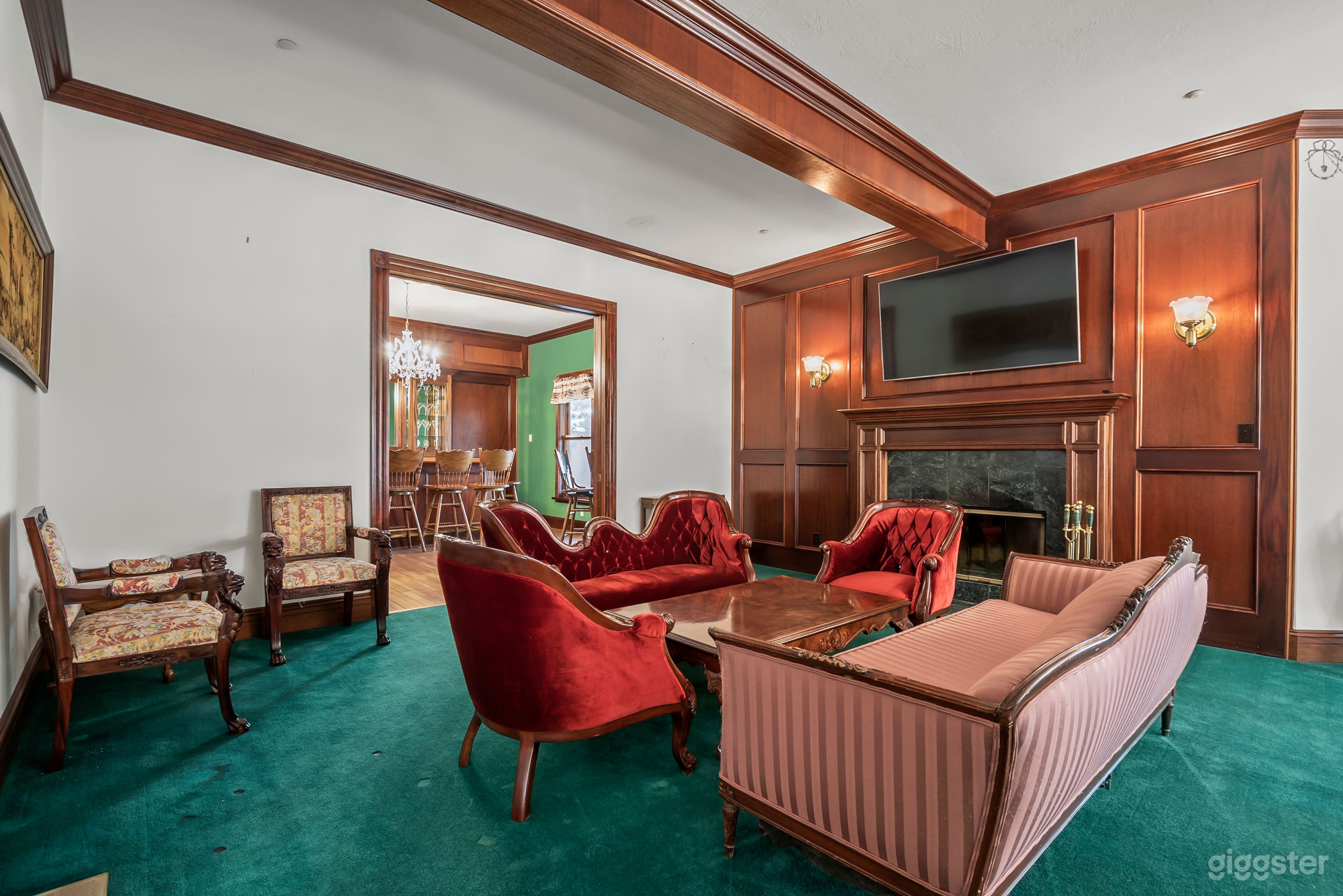 Wrightwood Castle: Spa, Library, Bar, Retro Arcade Photo 3